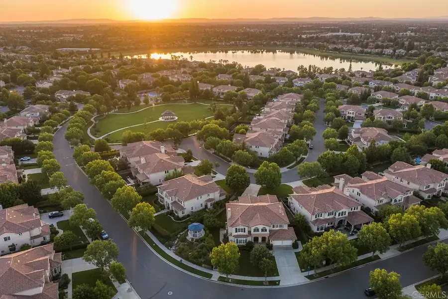 Lake Forest Real Estate Market: Buyer and Seller Strategies for 2025